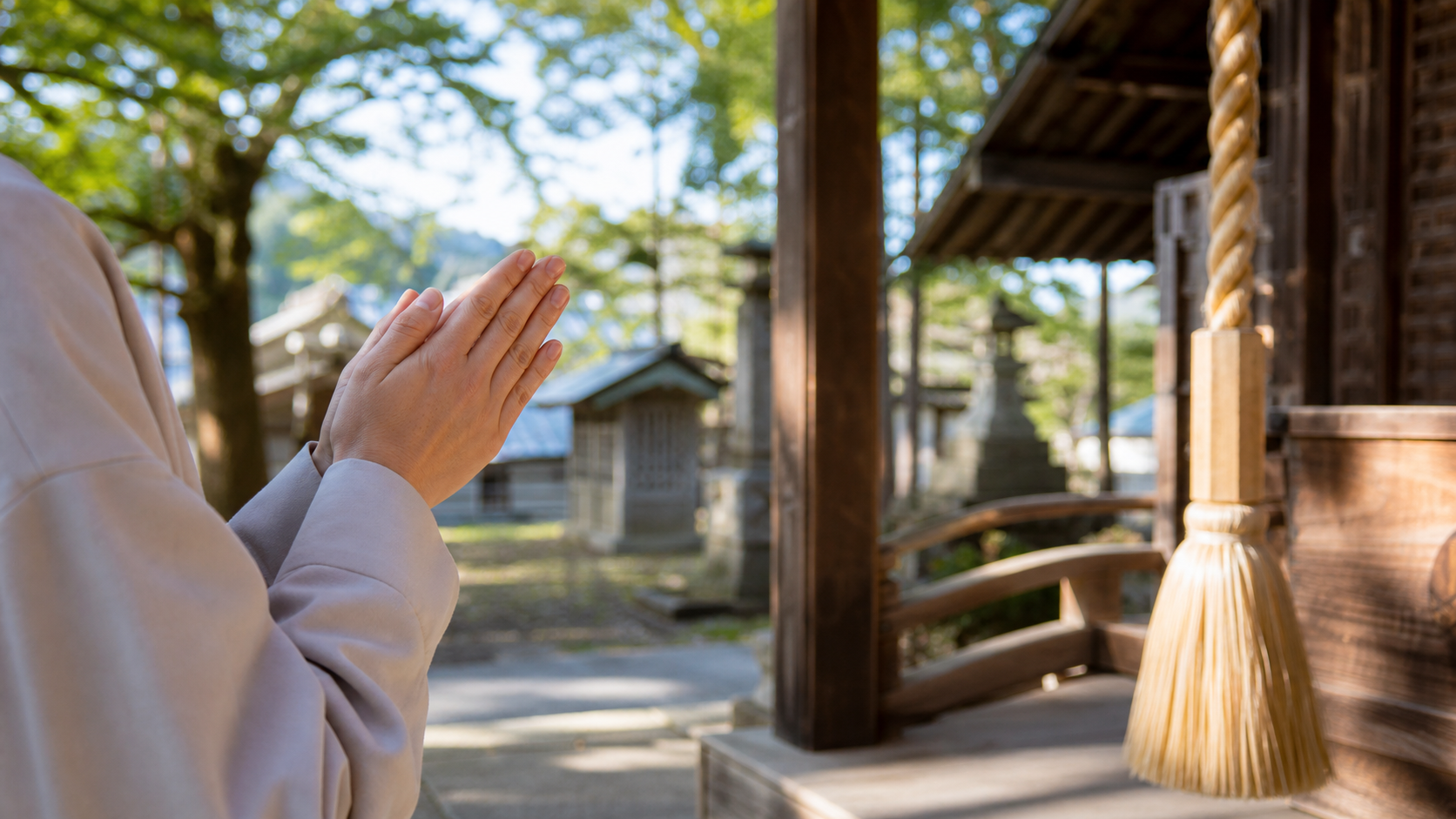 神社で静かに祈り言葉を整える手元