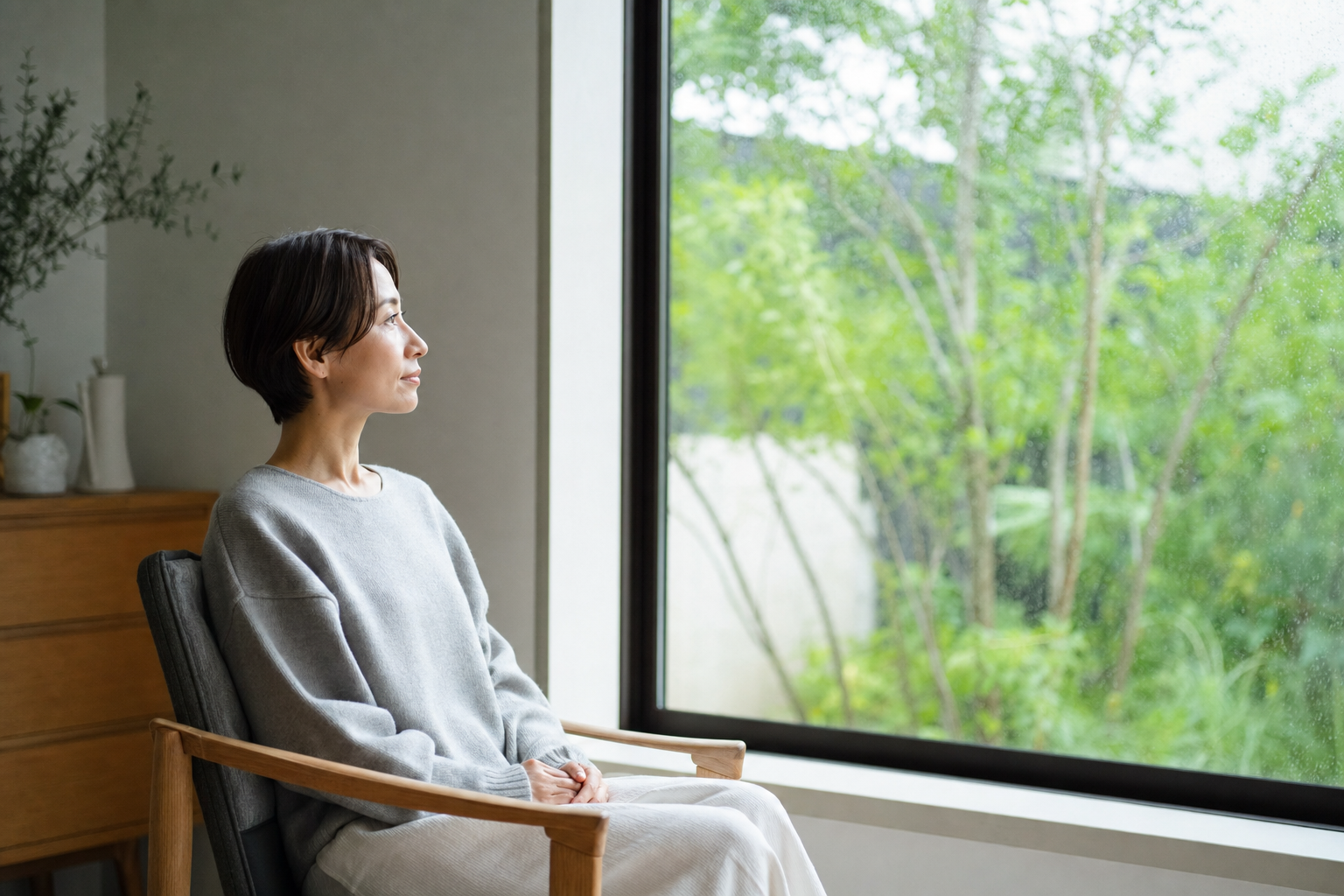 自分の内側の感覚を静かに確かめる女性