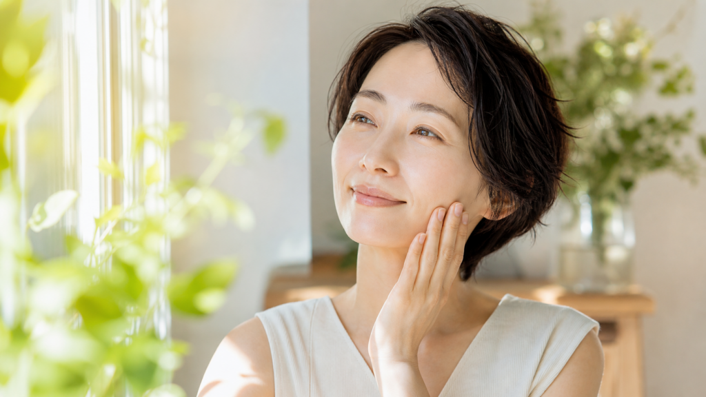 朝の光の中で自然な美肌を喜ぶ女性