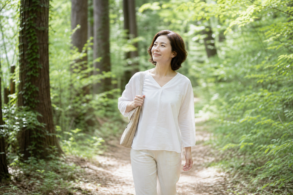 森林を歩き心と暮らしを整える女性