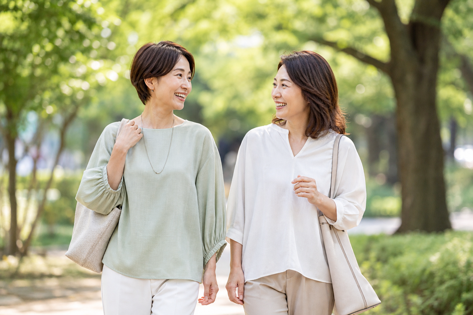 健全な距離を取りながら歩く二人の女性