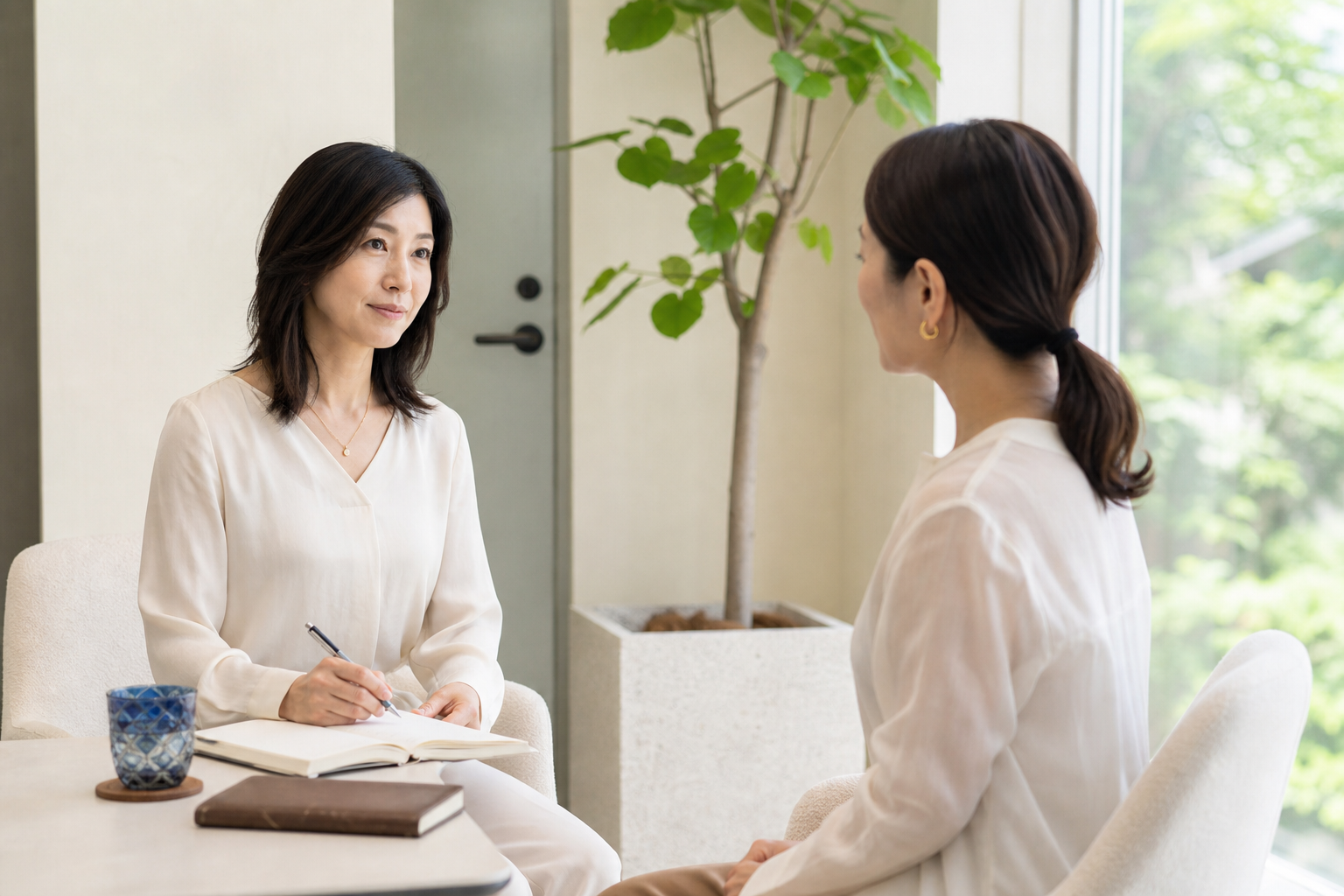 アチューンメントについて説明を受ける女性