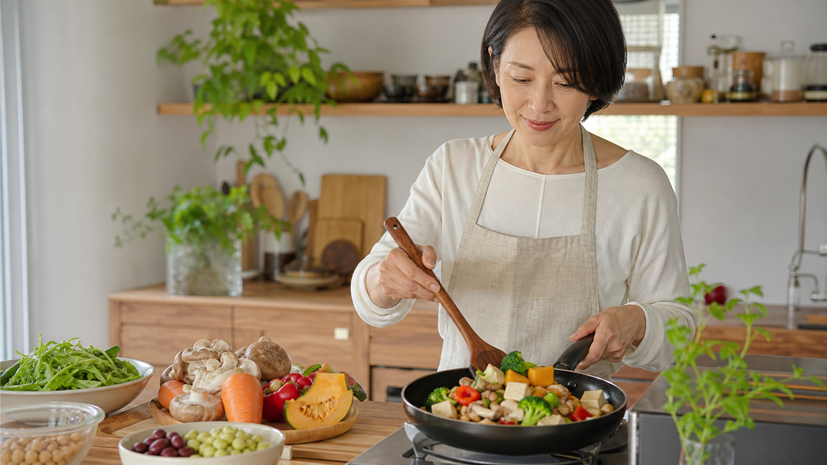 豆や豆腐と野菜を料理する大人の女性