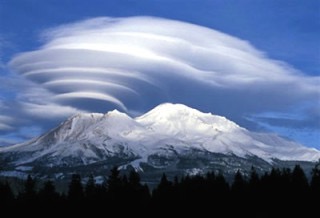 2-3 シャスタ山に現れるレンズ雲